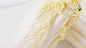 娃娃菜洗凈，對半切。