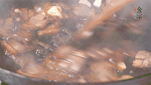 熱油下鍋，爆香蒜片。放入醬肉翻炒片刻后,下豌豆尖均勻翻炒。