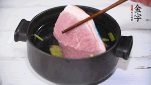 整塊豬肉，加蔥、姜片、料酒焯水。
