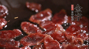 鍋中油7成熱時(shí)，香腸片翻炒均勻，然后依順序加胡蘿卜絲、小青菜、面條。