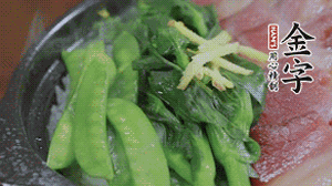 燜好的米飯開蓋，放入菜心、荷蘭豆，澆上調味汁拌勻。