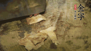 加適量溫水淹沒食材，大火燉至水沸后再小火慢燉1小時，出鍋前10分鐘加枸杞。（焯過水后的豬蹄不應再用涼水，用溫水燉煮更容易軟爛。也可以用高壓鍋或者有煲湯功能的電飯煲，省時又便于入味。）