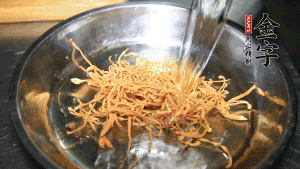 蟲(chóng)草花用涼水浸泡10分鐘，干香菇溫水泡發(fā)至軟去蒂備用。蓮子、紅棗也可一同清洗干凈。