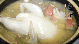 煮沸時(shí)加入蟲(chóng)草花、香菇、紅棗，以料酒調(diào)味繼續(xù)小火燉煮1小時(shí)左右。