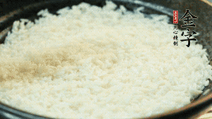 浸泡后的大米加入2湯匙生抽、1湯匙老抽調味。