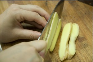 火腿切片，生姜切片。