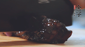 金字風味醬肉切小塊。