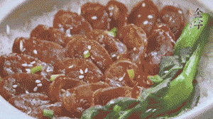 燜好后放入小青菜，均勻淋上醬汁，撒上蔥花或芝麻即可。