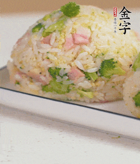 拌好的飯攥成飯團。