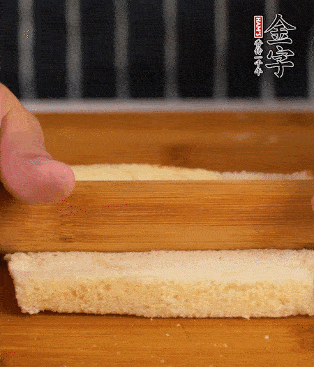 吐司切去四邊，搟??；烤腸竹簽穿過。