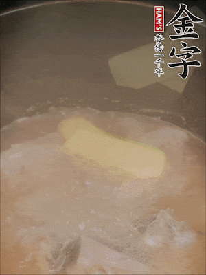 排骨洗凈，加生姜、黃酒焯水，溫水洗凈備用。