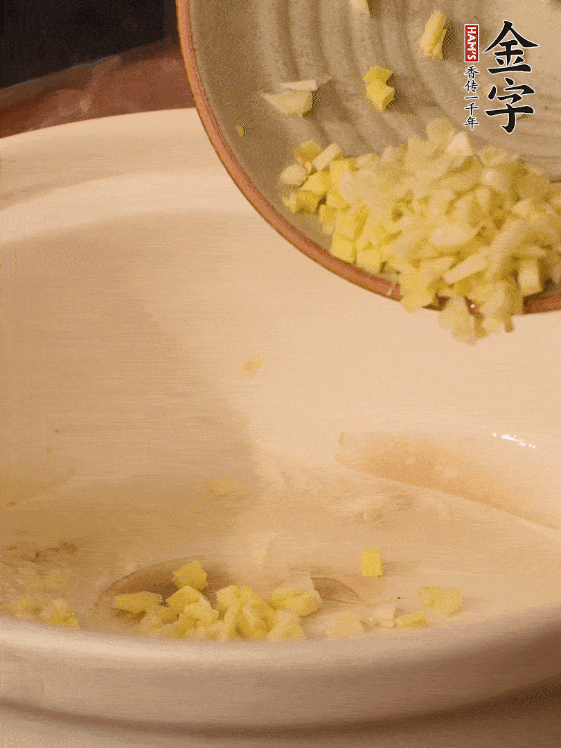 熱油下鍋，姜爆香。下冬瓜略微翻炒。