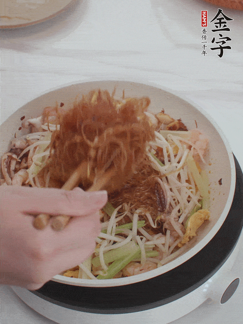 放焯好水的香芹、豆芽翻炒挑松。