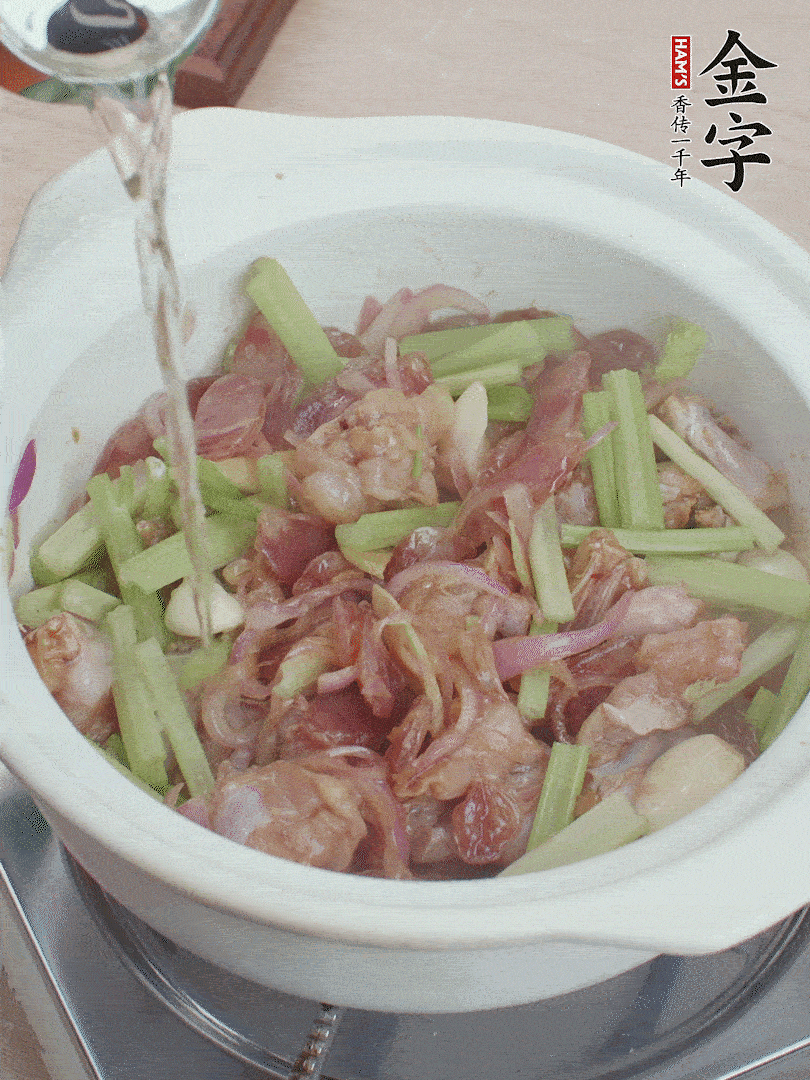 牛蛙變色后，淋點啤酒，加蓋后調小火燜10分鐘。