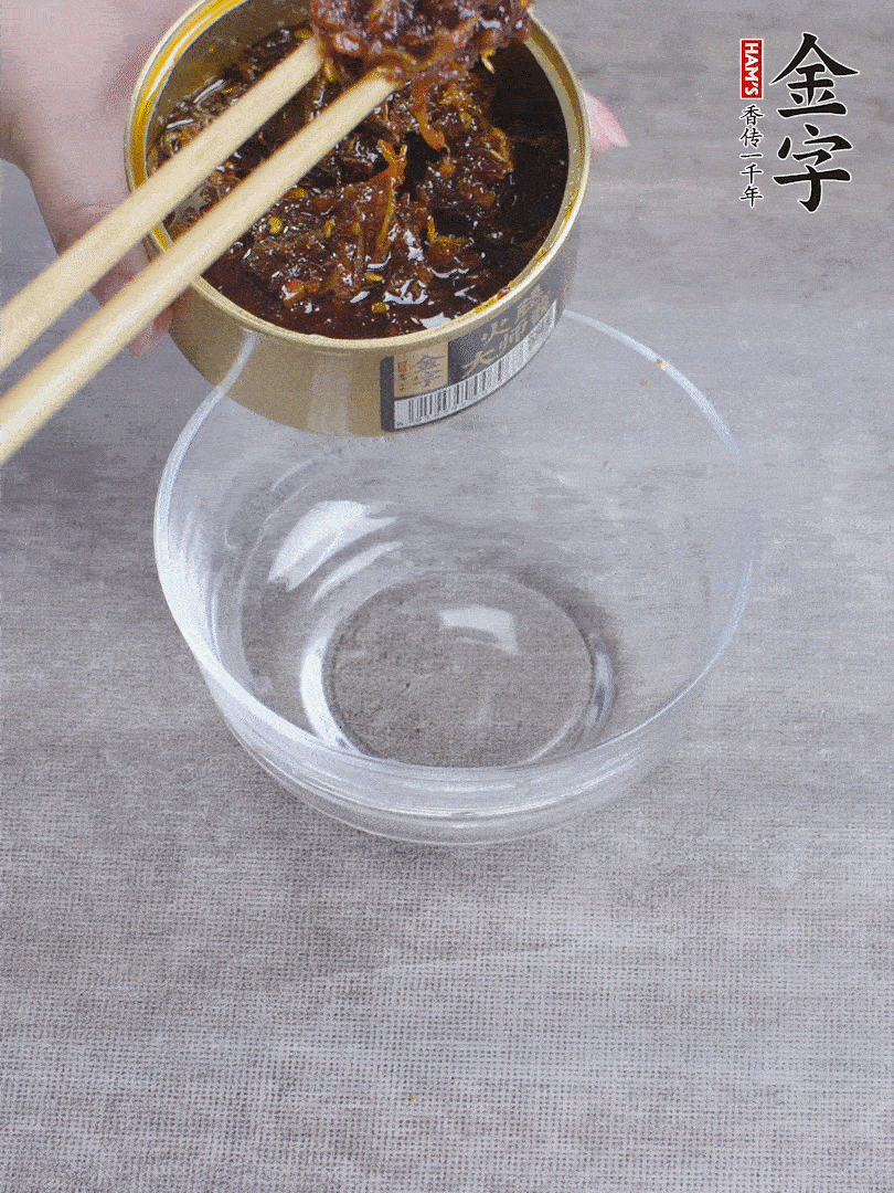 金字火腿大師醬2勺、醬油1勺、白砂糖1/2勺調勻。