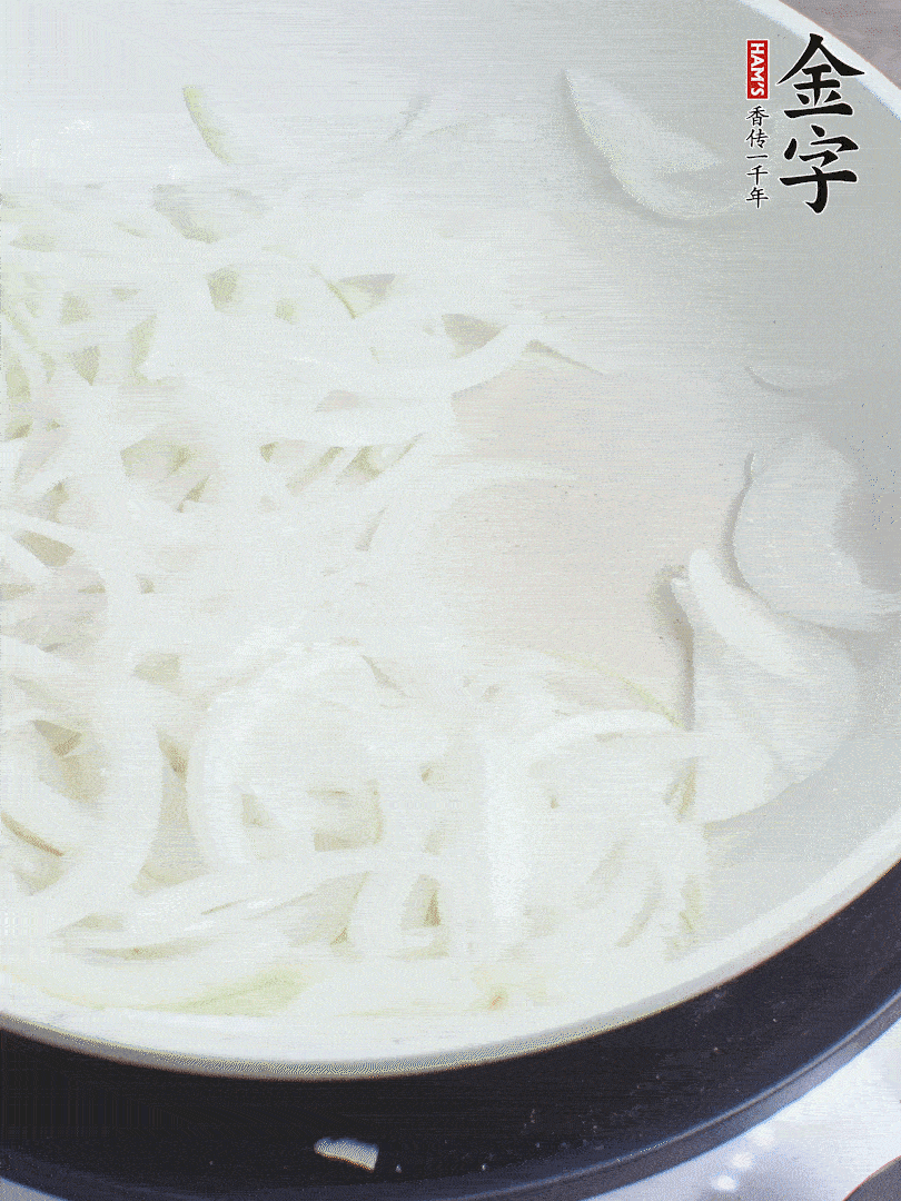 油熱下洋蔥絲、紅椒炒出香味。