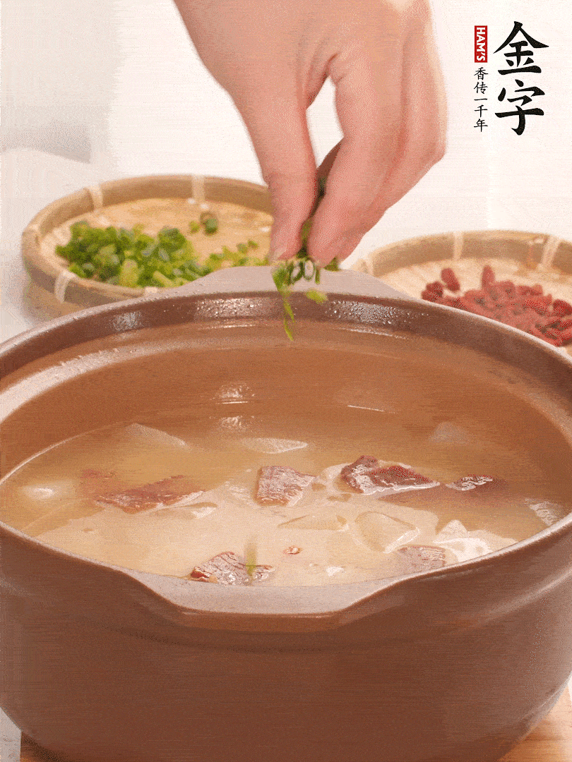 最后點綴點小蔥花、枸杞，增色提味。