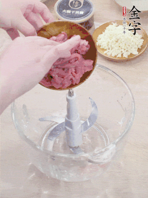 江南野筍干浸泡至軟；豬五花肉切薄片；腐皮改刀切成長方形。