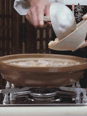 燜煮30分鐘，下花生、紅棗煮5分鐘。（花生提前預(yù)煮15分鐘）