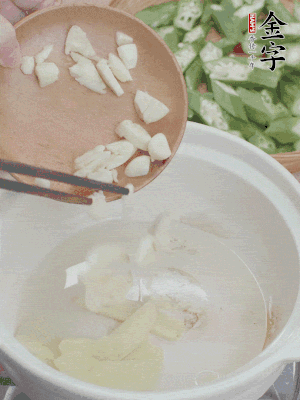 砂煲熱油，姜蒜、辣椒煸香。