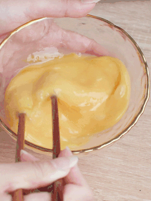 雞蛋調(diào)入少許黃酒打散。