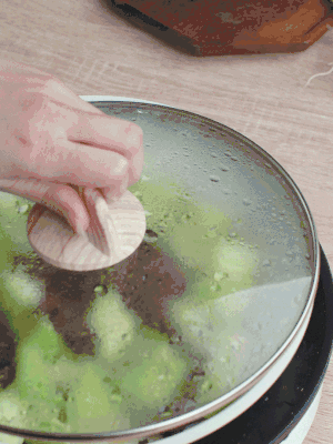 西葫蘆略出水時(shí)，加一小撮鹽調(diào)味。