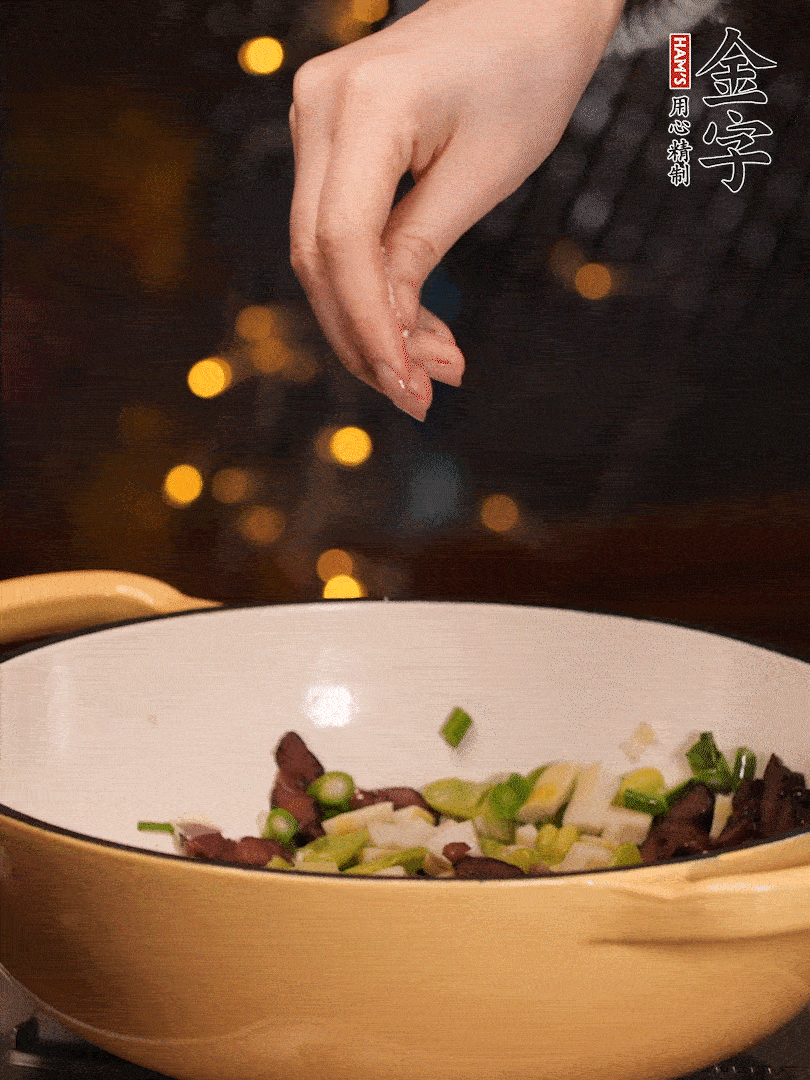 可以加點點水，再加菜苔，加點鹽、味精調(diào)味