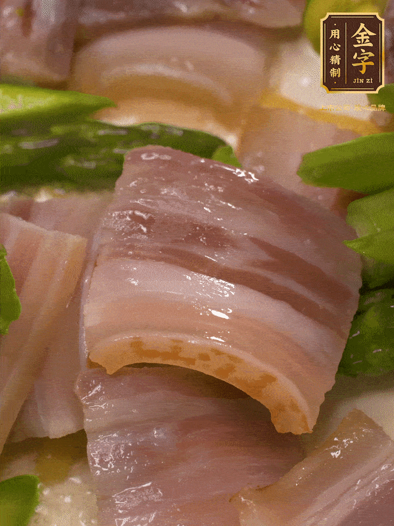 依次下蠶豆、蘆筍、白蘑菇翻炒均勻