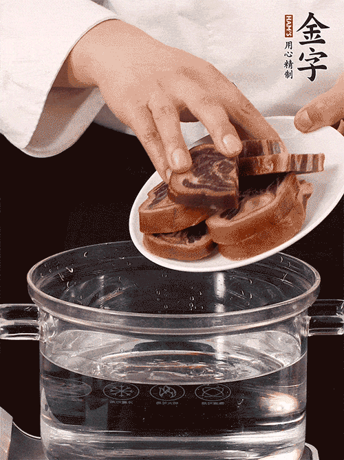 準備食材。做金銀蹄有2個關鍵點：食材上火腿當然得選足年發酵的金字火腿，新鮮豬爪最好選前腳、大小適宜的。