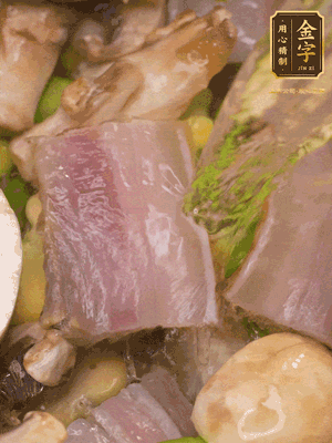 開蓋，放入河蝦繼續(xù)燜煮5分鐘