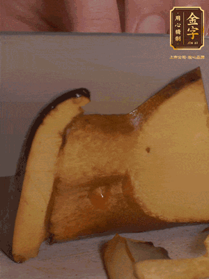 2個牛肝菌切丁，1個牛肝菌切片；金字香腸1根切丁，1根切片