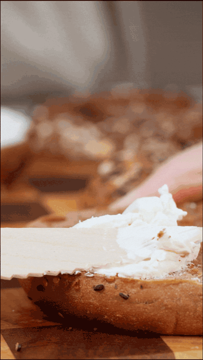 貝果在烤箱中180度復烤5分鐘，涂上芝士