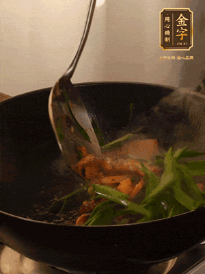 黃豆醬、鹽、糖調(diào)味，淋一圈花雕酒，蒜白先下，蒜葉后下