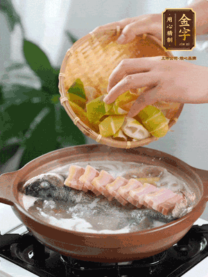 倒開水燉煮后轉移入砂鍋，淋料酒去腥、加少許鹽調味，再依次加咸肉、春筍燉煮15分鐘。