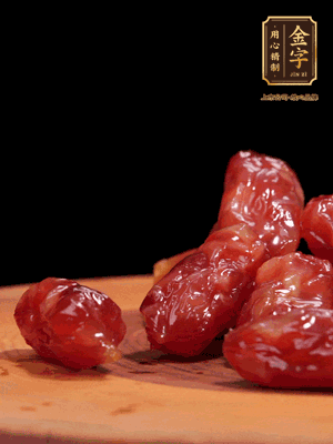 金字粒腸，一半切成片，一半保留整顆