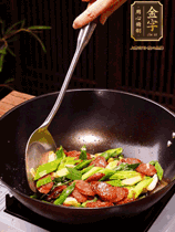 油熱下香腸炒至兩面微焦，下姜蒜、干辣椒、小米椒碎爆香