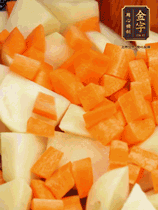 加土豆、胡蘿卜翻炒，隨后加入豆角、1勺鹽、1勺生抽、1勺蠔油、半勺老抽煸炒均勻