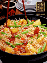 加水，沒(méi)過(guò)大部分食材。把瀝干水分的米飯均勻地鋪在上面，筷子戳幾個(gè)洞