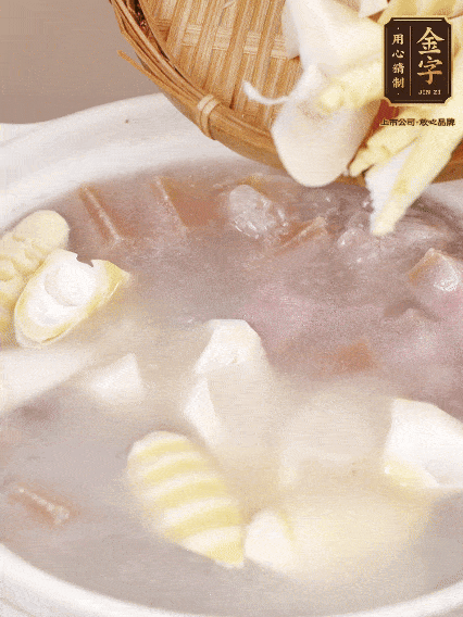 小火燉20分鐘后，放入春筍燉15分鐘