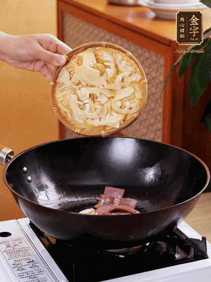 油熱，下蒜末、火腿煸炒出香味，再下筍片微微翻炒