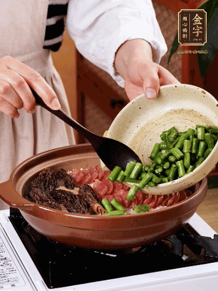 鋪上金字香腸、羊肚菌、蘆筍，蓋蓋子燜7分鐘