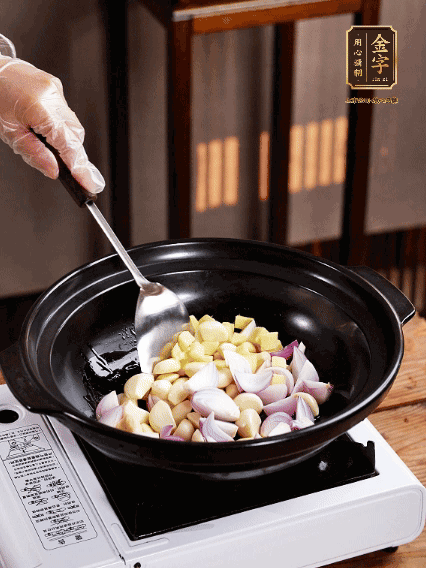 砂鍋燒熱，下色拉油，爆香蔥姜蒜粒