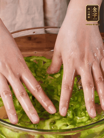 苦瓜去瓤切片，用鹽腌20分鐘，反復洗凈去苦味