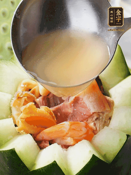 煮好后，盛入冬瓜盅。放入鍋中，可繼續(xù)燉煮，越燉越有味