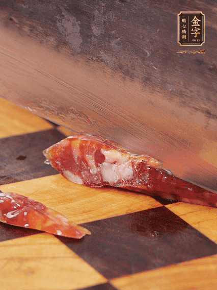 金字金華香腸切片，調(diào)制煲仔飯料汁：生抽2勺+蠔油1勺+1勺芝麻油+半勺糖