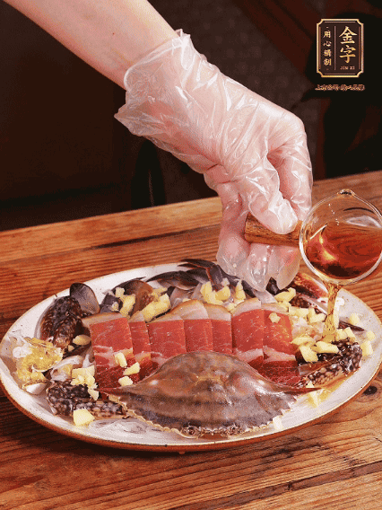 冷水上鍋蒸12分鐘（具體看蟹的大小），最后撒上蔥絲、澆上熱油即可